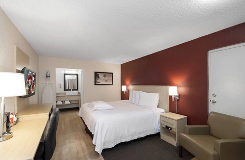 East Naples Hotel | Spacious, Pet-Friendly Naples Room for Families – Includes Pool