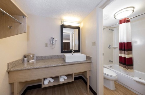 East Naples Hotel | Spacious, Pet-Friendly Naples Room for Families – Includes Pool
