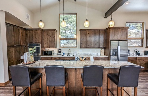Alma Cabin | Spacious, pet-friendly retreat w/hot tub, breathtaking views, & excellent WiFi - The Yellow Rose