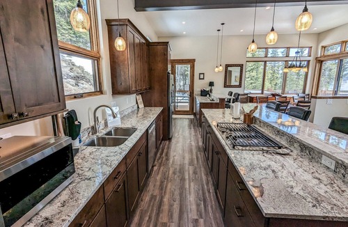 Alma Cabin | Spacious, pet-friendly retreat w/hot tub, breathtaking views, & excellent WiFi - The Yellow Rose