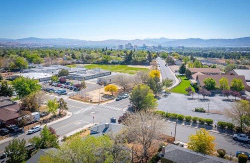 West University House | Spacious Pet-Friendly Retreat 4BR Grill 5 Beds