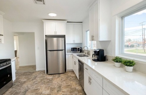 Lancaster House | Spacious Pet-Friendly Home in Lancaster, Private Yard, Parking & Fast WiFi