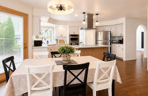 Lynnwood House | Spacious Pet-friendly 5BR Home in Lynnwood
