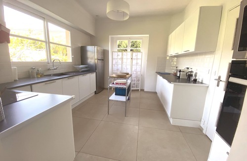 Vence Villa | Spacious pet friendly villa with large garden, swimming pool and 3 a/c bedrooms