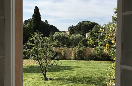 Vence Villa | Spacious pet friendly villa with large garden, swimming pool and 3 a/c bedrooms