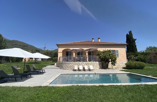 Vence Villa | Spacious pet friendly villa with large garden, swimming pool and 3 a/c bedrooms