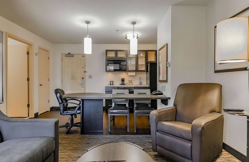 Braintree Hotel | Spacious Pet Stay | Kitchen & Laundry | Near Freedom Trail & Fenway