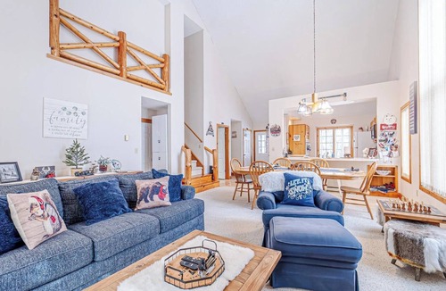 White Haven House | Spacious Poconos Home on Golf Course With Lake/Beach Access, Hot Tub, Grill