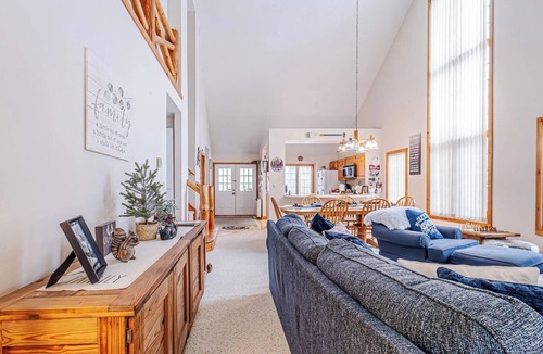 White Haven House | Spacious Poconos Home on Golf Course With Lake/Beach Access, Hot Tub, Grill