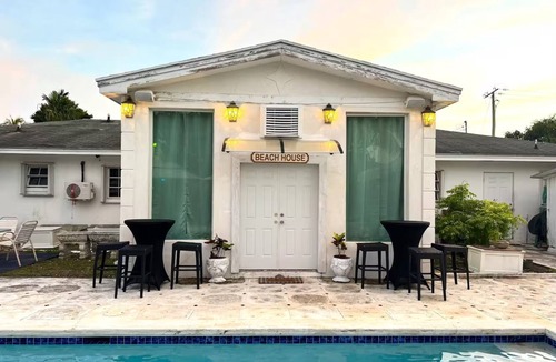 Nassau Apartment | Spacious Poolside Getaway 10min Walk to the Beach