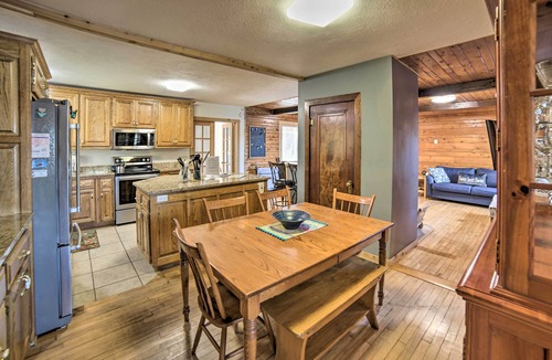 Wetmore Cottage | Spacious Powell Lake Cabin: Lake & Trail Access!