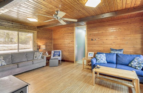 Wetmore House | Spacious Powell Lake Cabin Lake and Trail Access!