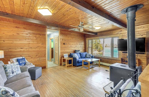 Wetmore House | Spacious Powell Lake Cabin Lake and Trail Access!