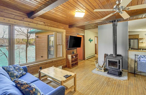 Wetmore House | Spacious Powell Lake Cabin Lake and Trail Access!