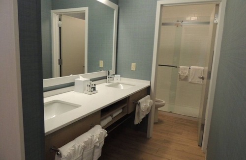 Medical Center Area Hotel | Spacious Premium King Room Near Premier Academic Sites - 1 Mile from HMS