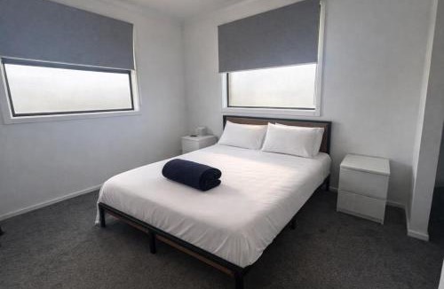 Werribee House | Spacious Private 4BR Upper Floor Sleeps 8 Spa Free parking
