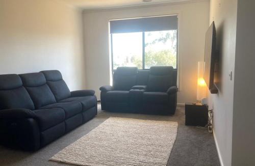 Werribee House | Spacious Private 4BR Upper Floor Sleeps 8 Spa Free parking