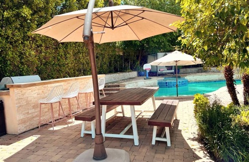 Tarzana Villa | 🌴Spacious & Private 5Bdr Private Retreat-Saltwater Pool/Spa, Outdoor Kitchen🌴