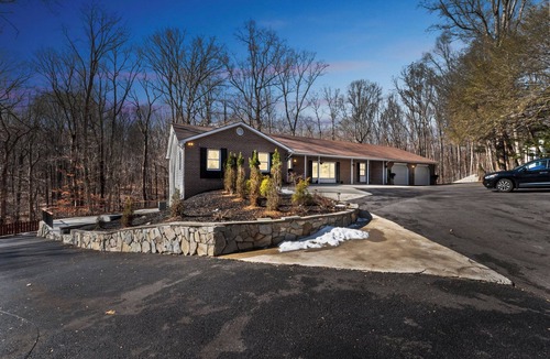 Gaithersburg House | Spacious private 6 bedrooms Oasis Retreat in lovely Gaithersburg
