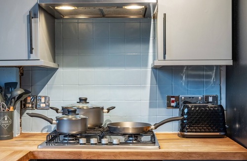 Dartford Apartment | Spacious Private Apartment in Central Dartford with Free Parking. TFL Zone 6