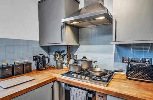 Dartford Apartment | Spacious Private Apartment in Central Dartford with Free Parking. TFL Zone 6