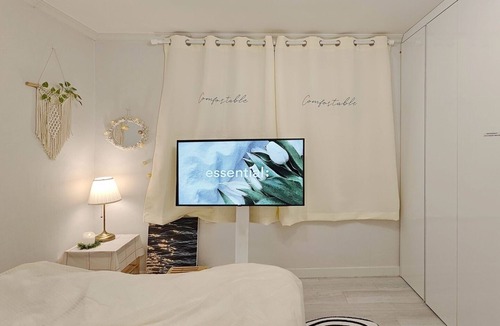 Hoehyeon-dong Apartment | Spacious&Private&Cozy 2 Bed Rooms in Sinchon for 4/Near Hongdae,Close to Subway.