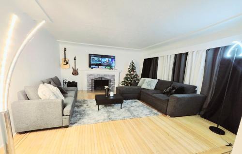 Burnaby Villa | Spacious Private Cozy 2br Home with TeePee Dining Room! Private Parking! Self Check-in