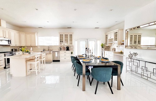 Tarzana Hotel | Spacious Private Dream Villa with detached Guesthouse