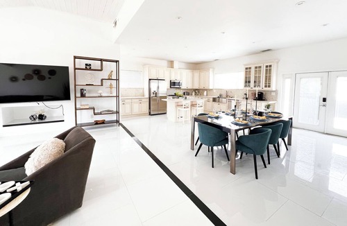 Tarzana Hotel | Spacious Private Dream Villa with detached Guesthouse
