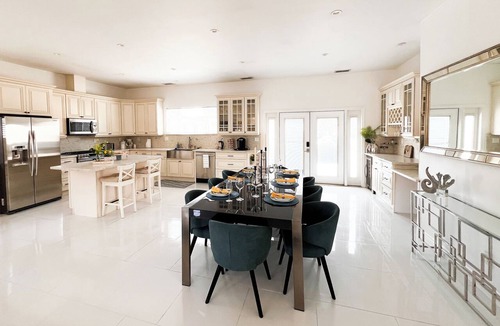 Tarzana Hotel | Spacious Private Dream Villa with detached Guesthouse