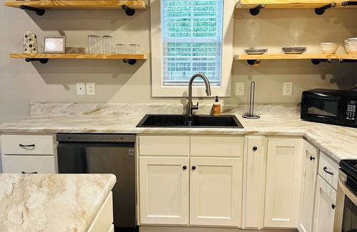 Tullahoma House | Spacious private guesthouse within minutes of Tims Ford Lake and Woods Reservoir