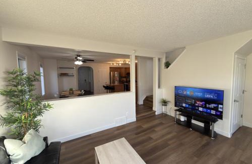 West Edmonton House | Spacious & Private Retreat near West Edmonton Mall