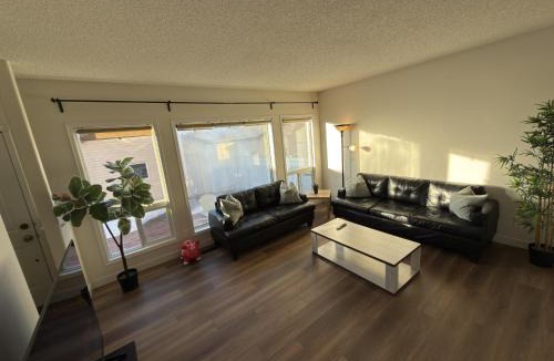 West Edmonton House | Spacious & Private Retreat near West Edmonton Mall