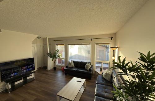 West Edmonton House | Spacious & Private Retreat near West Edmonton Mall