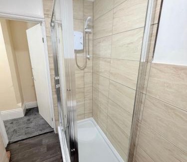 Nottingham House | Spacious Private Room Walk to Station & Football Stadium Self Check-in, Quiet Area