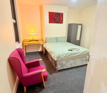 Nottingham House | Spacious Private Room Walk to Station & Football Stadium Self Check-in, Quiet Area