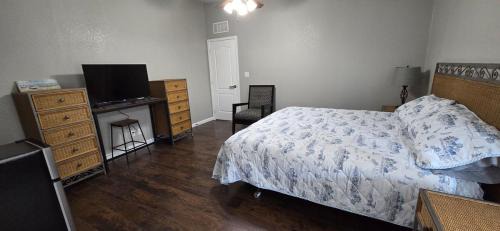 Las Cruces House | Spacious Private Room - Workspace - Las Cruces
