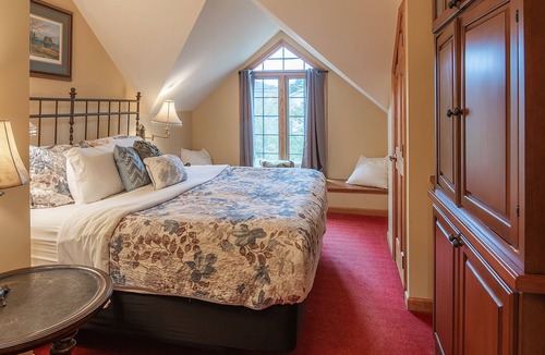Blowing Rock Hotel | Spacious Private Suite with full kitchen, private deck and pet friendly!