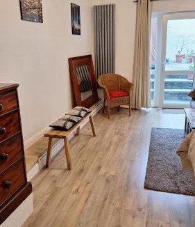 Camberwell Green Apartment | Spacious private studio