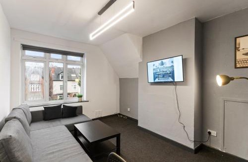 Moseley Apartment | Spacious Quiet - 1 Bedroom Flat