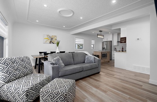 West Edmonton House | Spacious & Quiet 4BR | Fenced Yard | 5 Min to Downtown