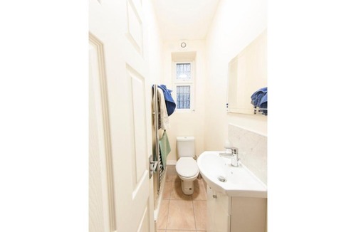 Childs Hill Apartment | Spacious & Quiet 4BR Flat for 8 in Hampstead
