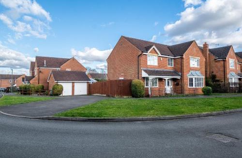 Rufford House | SPACIOUS, Quiet, 5 Bed 2 Bath House with Free Parking, near NEC, Solihull & Airport