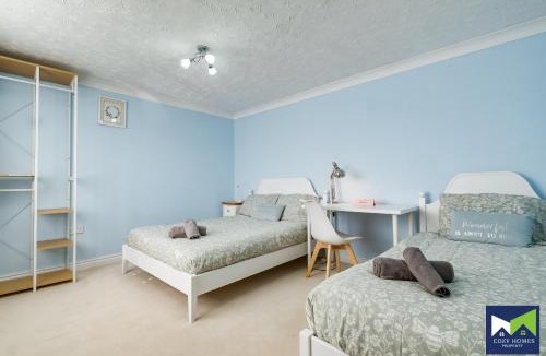 Rufford House | SPACIOUS, Quiet, 5 Bed 2 Bath House with Free Parking, near NEC, Solihull & Airport