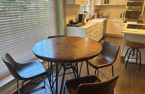 Madison House | Spacious, quiet suburban getaway in Madison. 15 min from beach & hiking trails!