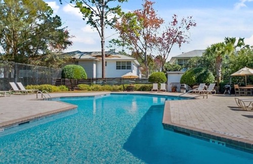 Saint Simons Heights Condo | Spacious quiet all ground floor gated condo. Large pool/tennis pickle ball