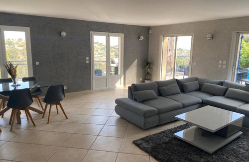Saint Antoine House | Spacious, quiet Villa Niçoise with swimming pool