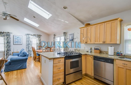 Narragansett House | Spacious Ranch, High Ceilings, Central Air Conditioning, Close to Beach