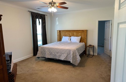 Mountain View House | Spacious ranch-style home