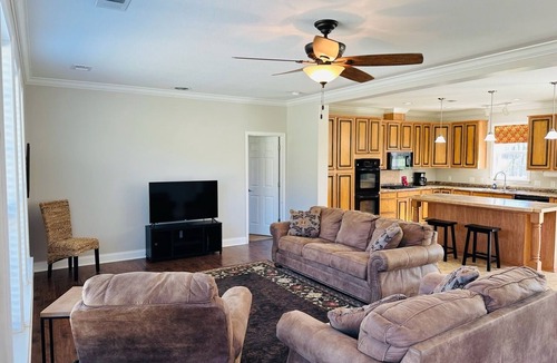 Mountain View House | Spacious ranch-style home